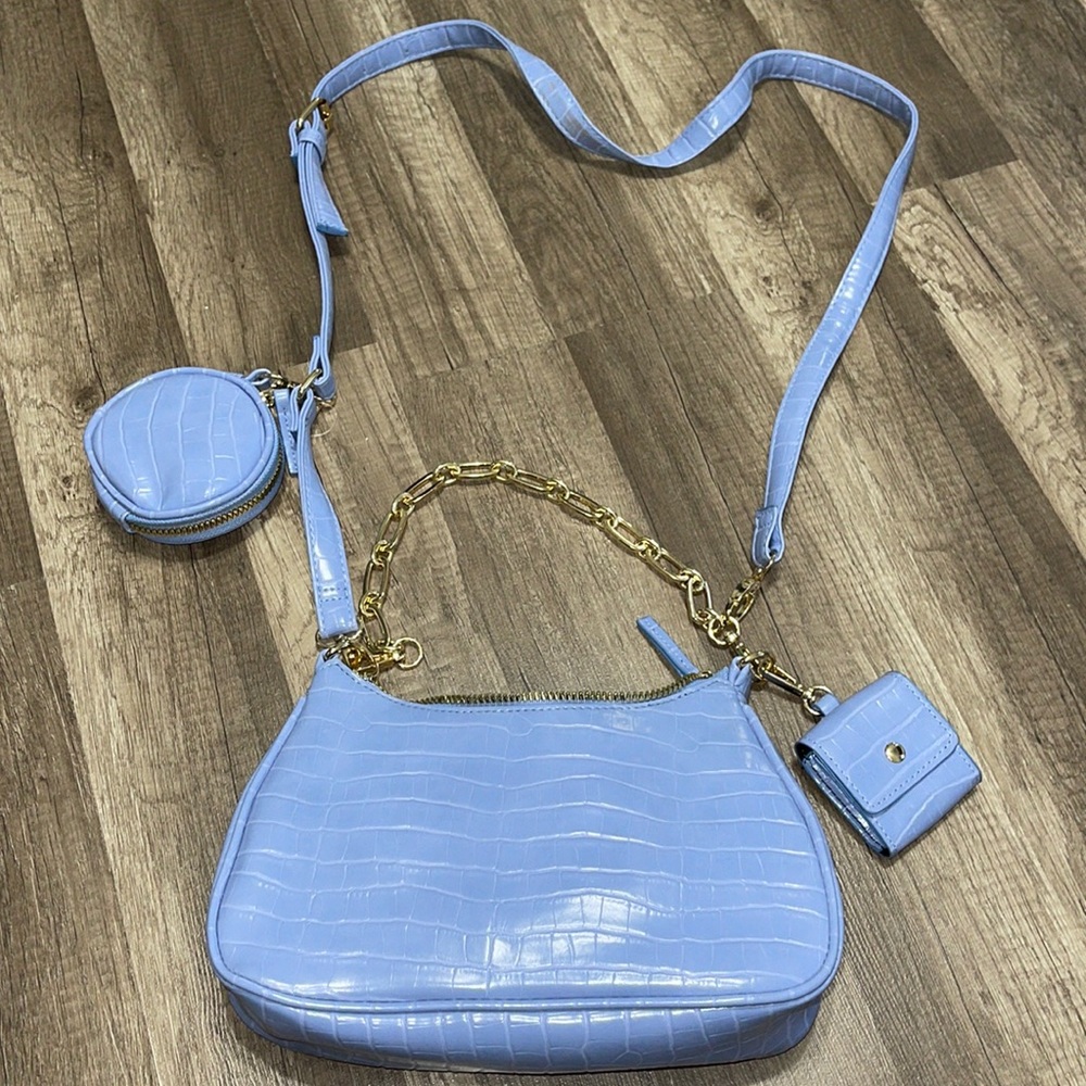 Can use a crossbody, or adjusted to a shoulder bag. Coins purse & AirPod holder
